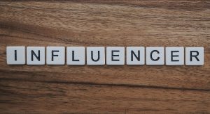 Cat castiga influencerii pe Facebook, Instagram si YouTube? (studiu)