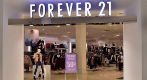 Forever 21 inchide 350 de magazine fizice din SUA, Asia si Europa (VIDEO)