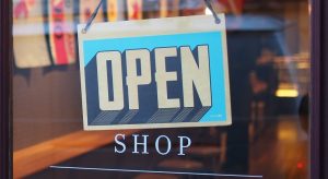 SUA: tot mai multi retaileri online investesc in magazine fizice, offline