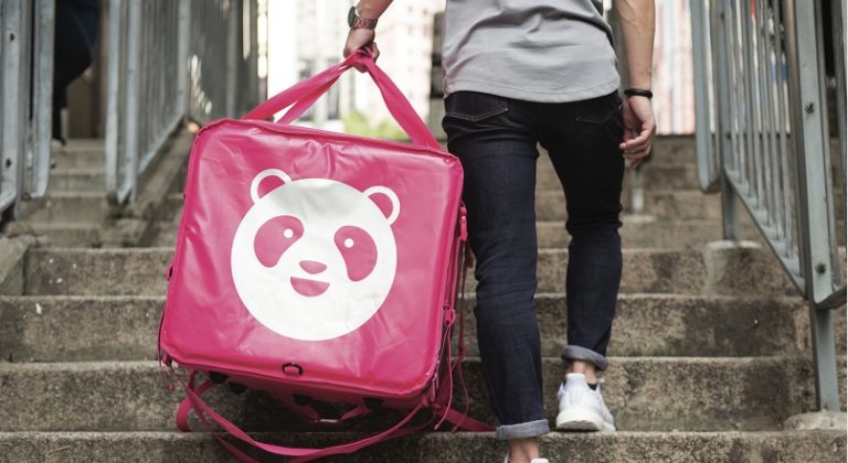 Platforma foodpanda livreaza direct la sezlong, in Mamaia Nord si Navodari