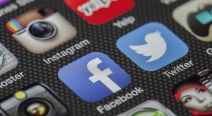 Facebook si Instagram sunt pline de falsuri Vuitton, Gucci si Chanel