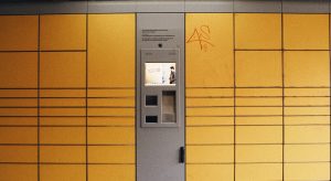  2 din 5 adulti britanici folosesc livrarea la pachetomat (sondaj)