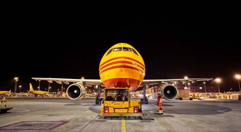 DHL identifica produsele cu AI pentru expedieri internationale, o premiera in curieratul expres